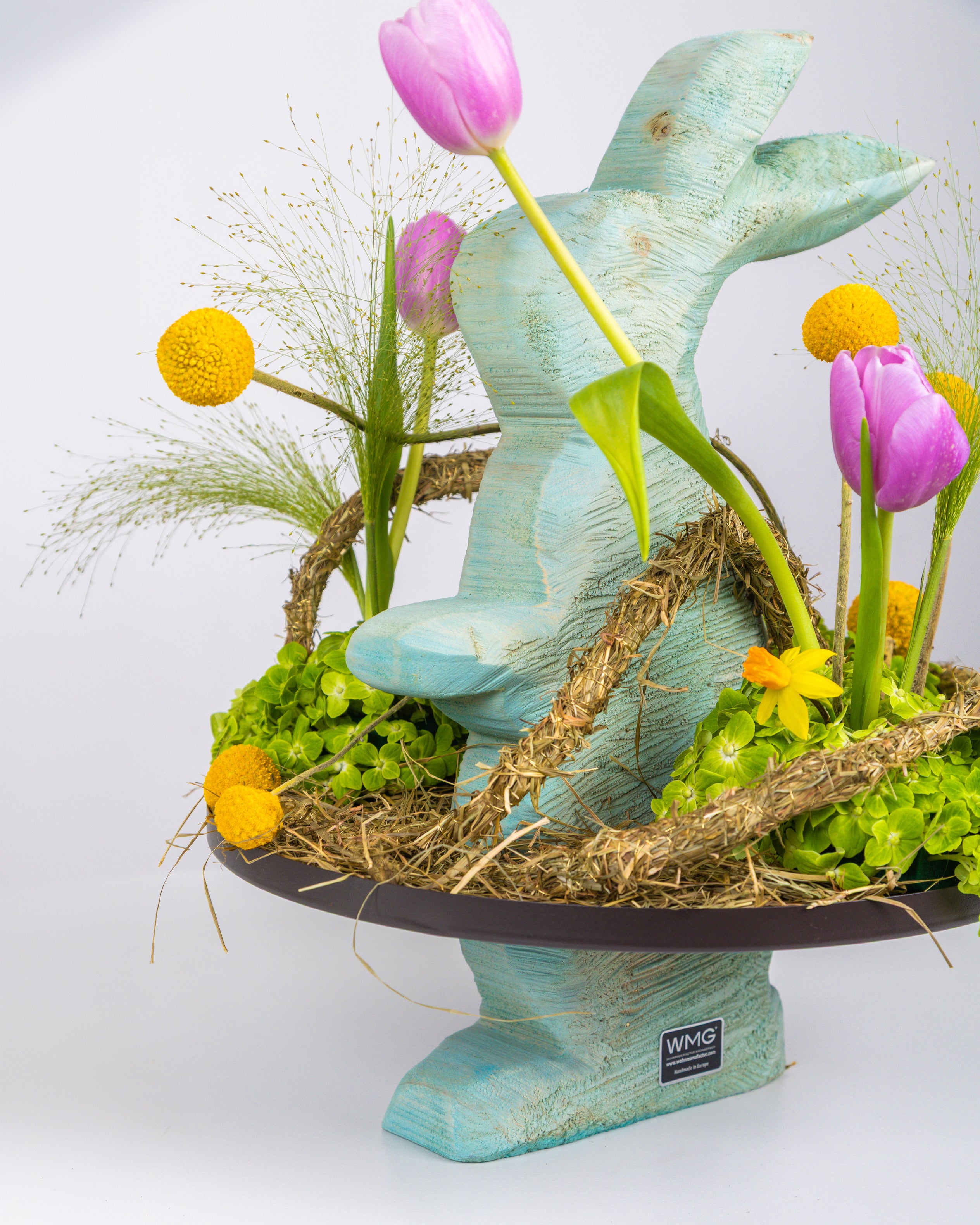 Image of Coniglio Pasquale Alzato Azzurro con Composizione Stagionale su piatto