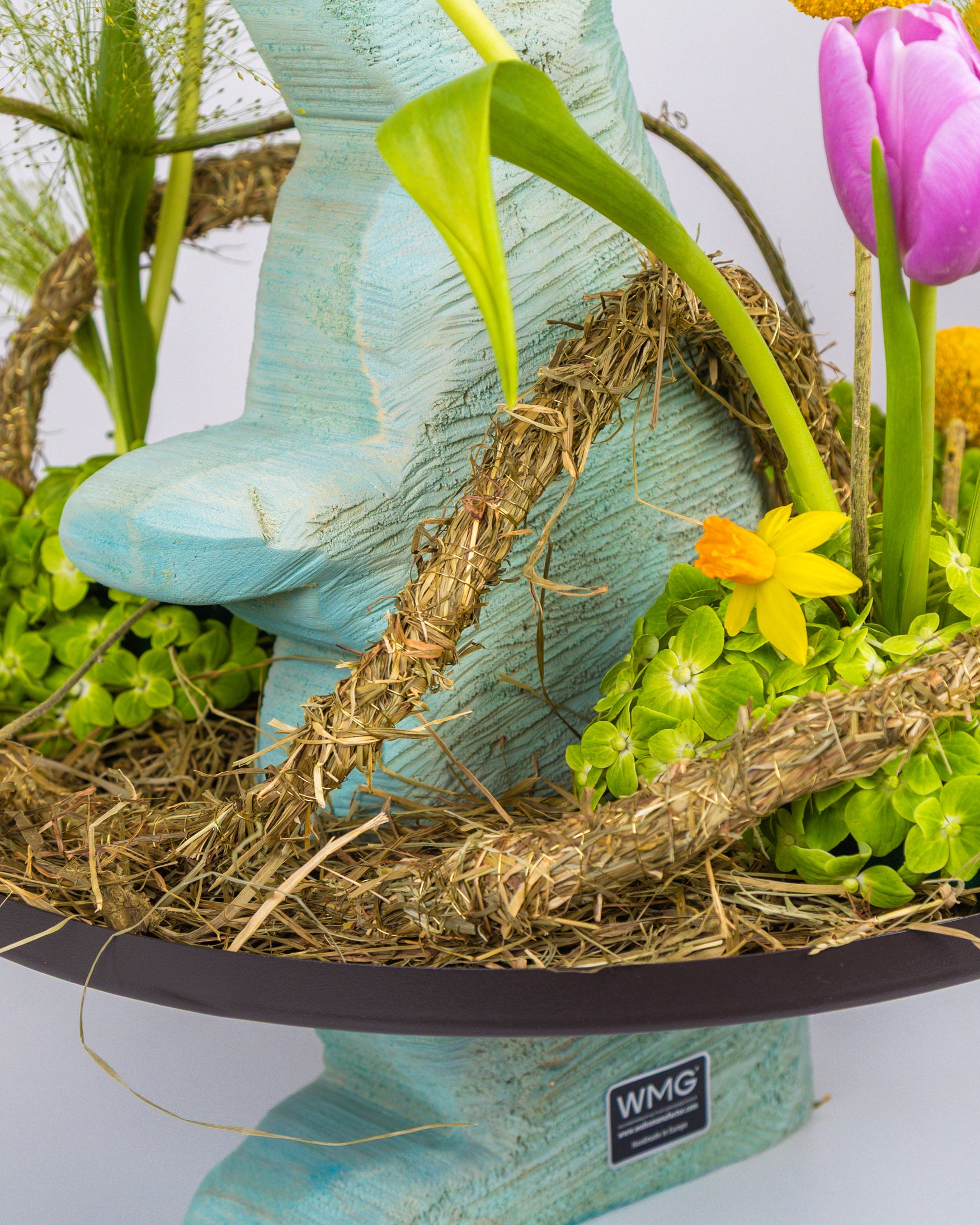 Image of Coniglio Pasquale Alzato Azzurro con Composizione Stagionale su piatto