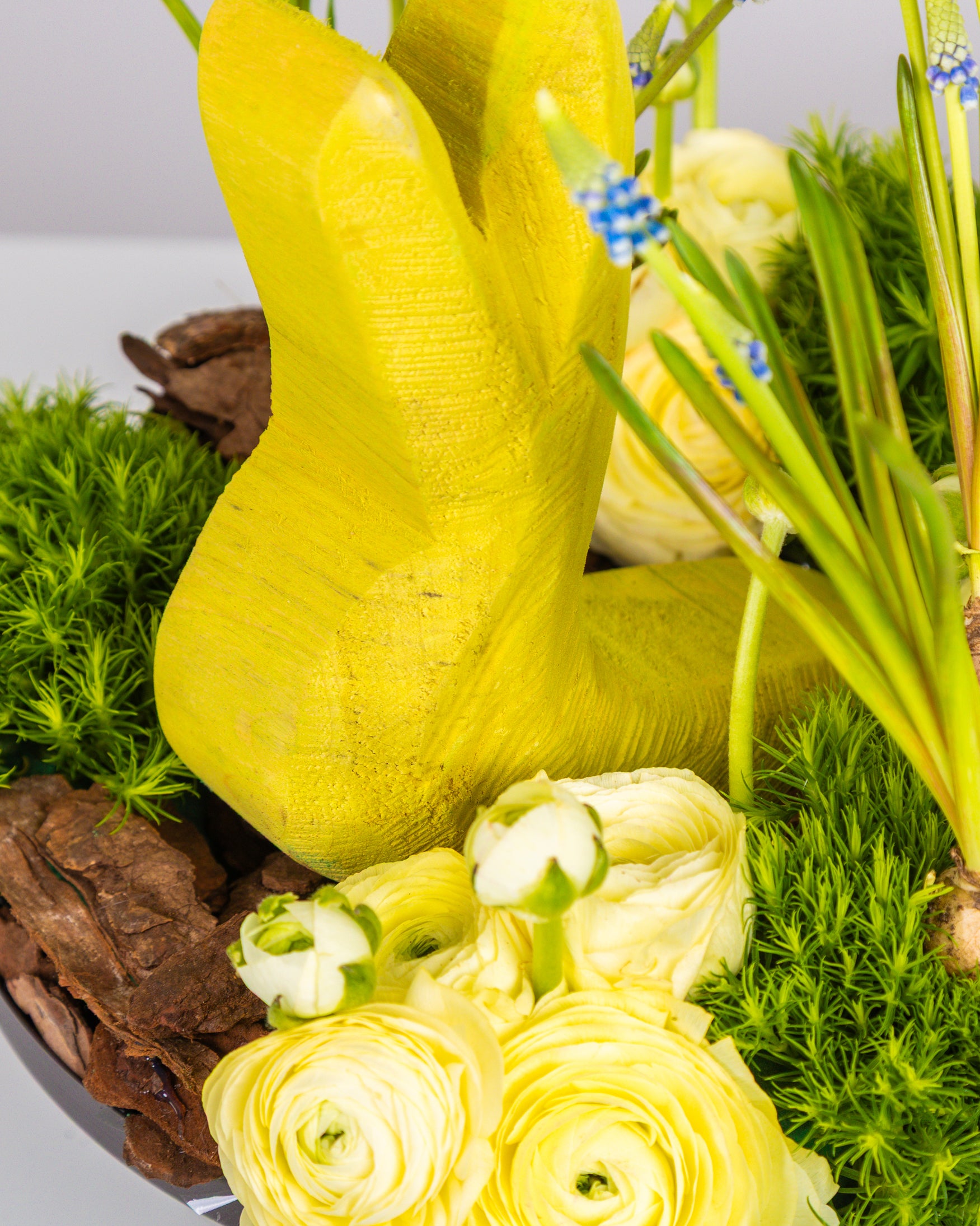 Image of Coniglio Pasquale Giallo con Composizione Stagionale su piatto