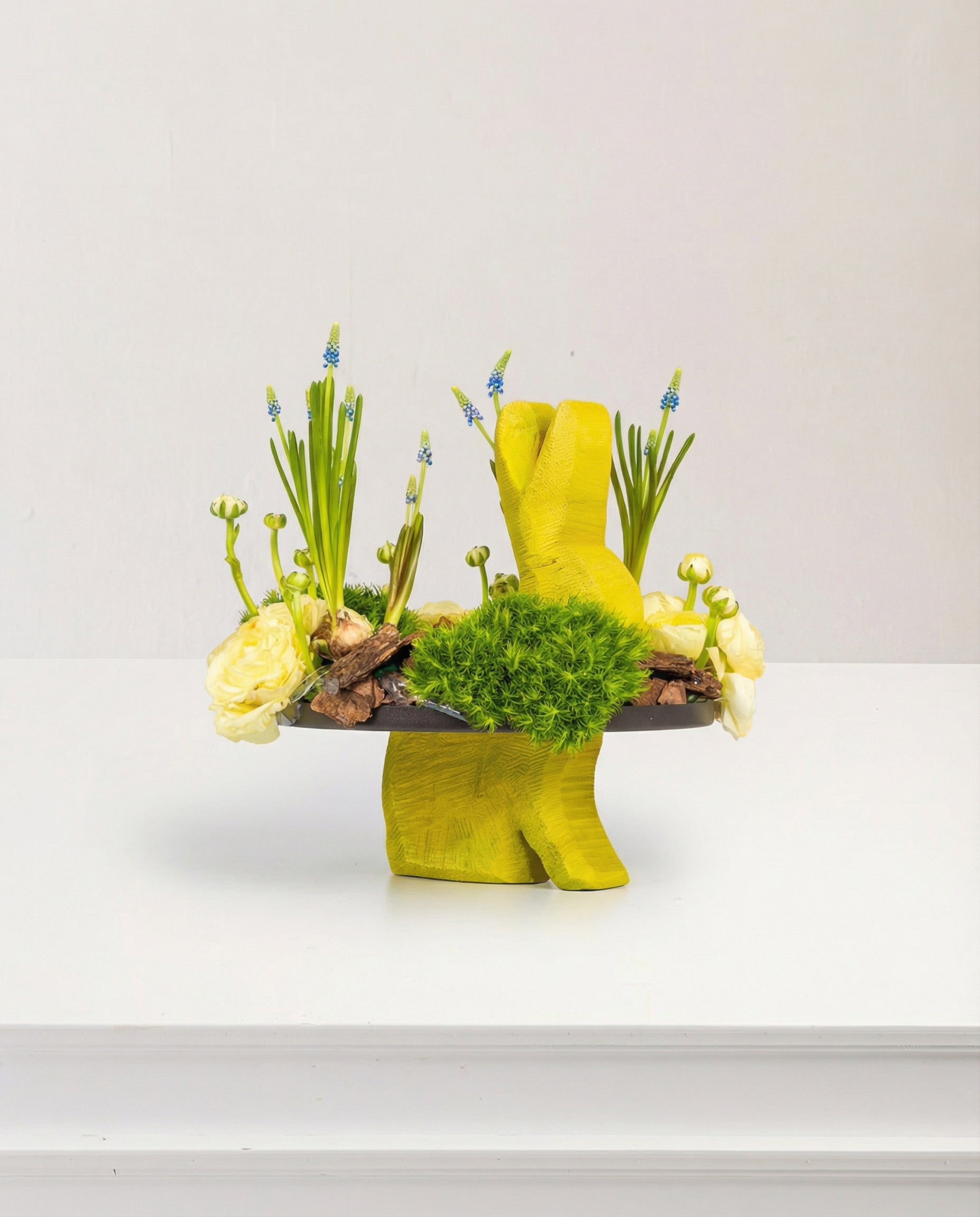 Image of Coniglio Pasquale Giallo con Composizione Stagionale su piatto